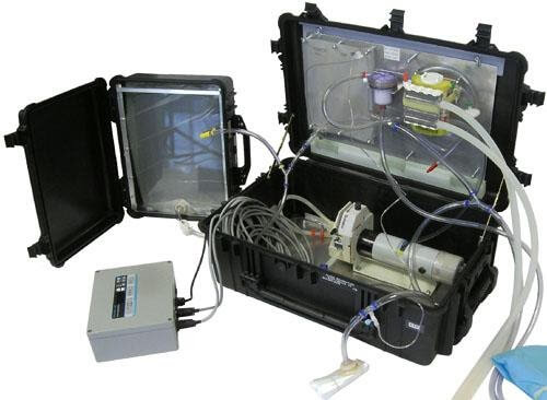 Eine Herz-Lungen-Maschine, die zur Kryoprotektion im Standby für Kryonik-Patienten eingesetzt wird